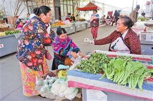 云南边民吃瓜,共享瓜香四溢的乡村时光