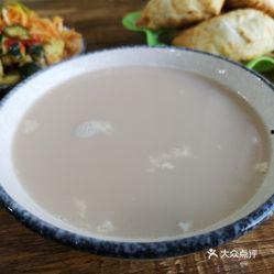新疆奶茶吃瓜,奶茶飘香,瓜果满园的悠闲时光