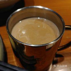 新疆奶茶吃瓜,奶茶飘香,瓜果满园的悠闲时光